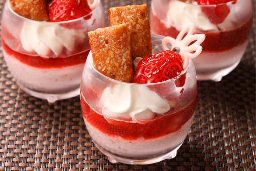 <p>＼タイムサービス／</p>
<p>浜松産いちごのミルフィーユパフェ</p>