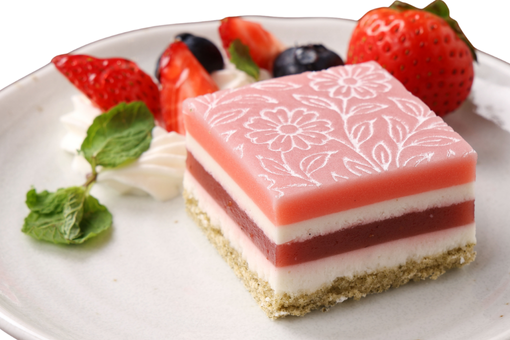 <p>紅ほっぺの和風三色ケーキ</p>