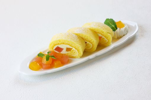 <p>トロピカルロールケーキ</p>